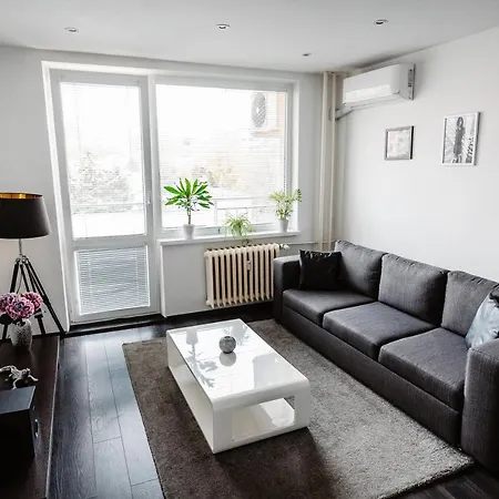 Ah Kuzmanyho Aircon Апартаменты *