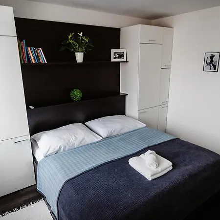 Ah Kuzmanyho Aircon Апартаменты