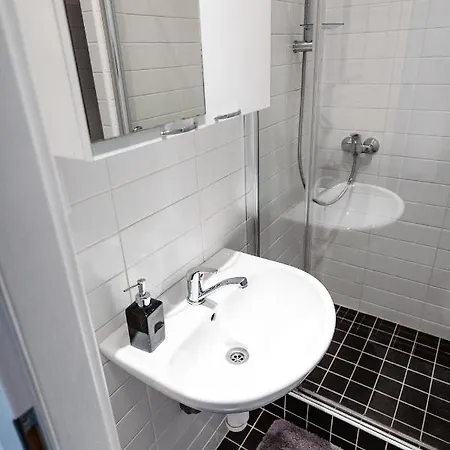 Ah Kuzmanyho Aircon Апартаменты